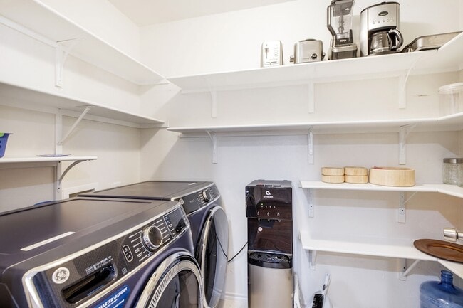 Building Photo - 9601 Euclid Dr