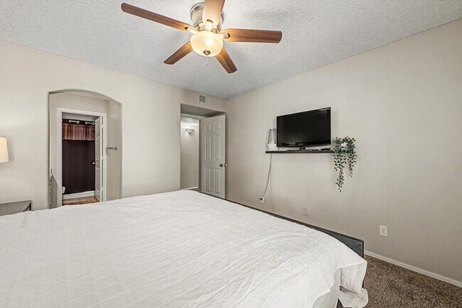 Building Photo - 6885 E Cochise Rd