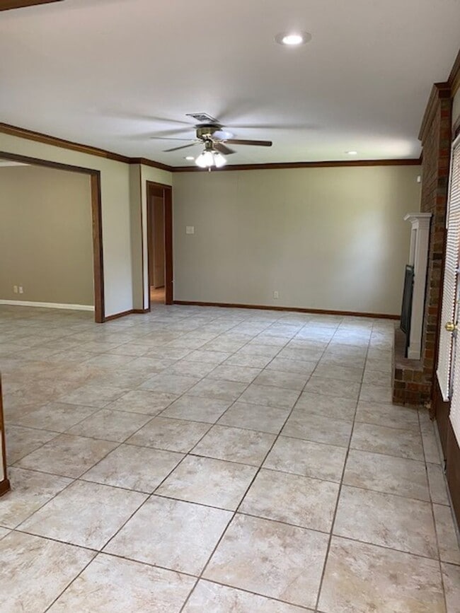 Building Photo - Spacious 3 bed 2 bath home in Town and Country Subdivision