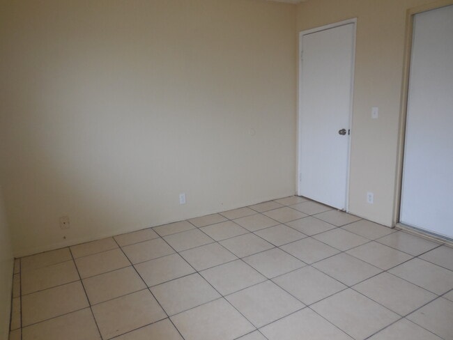 Building Photo - 839 Gaviota Ave