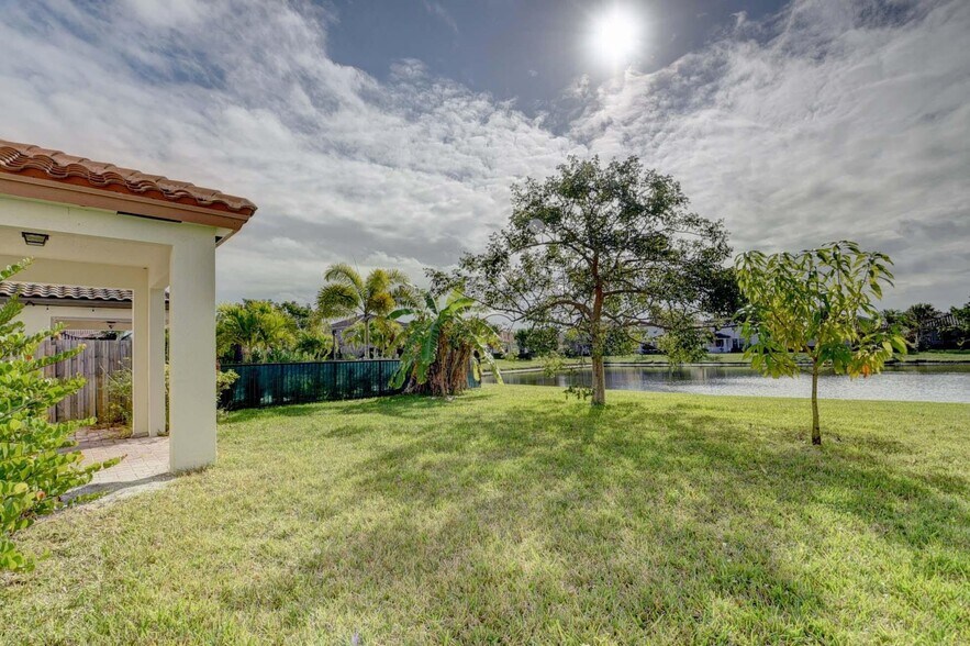 Building Photo - 8834 Willow Cove Ln