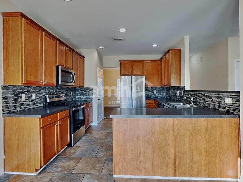 Building Photo - 6352 Hedgewood Ln