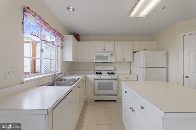 Building Photo - 2209 Bear Valley Terrace