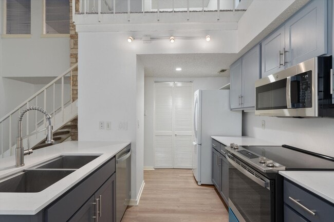 Building Photo - 3610 Fleetwood Dr