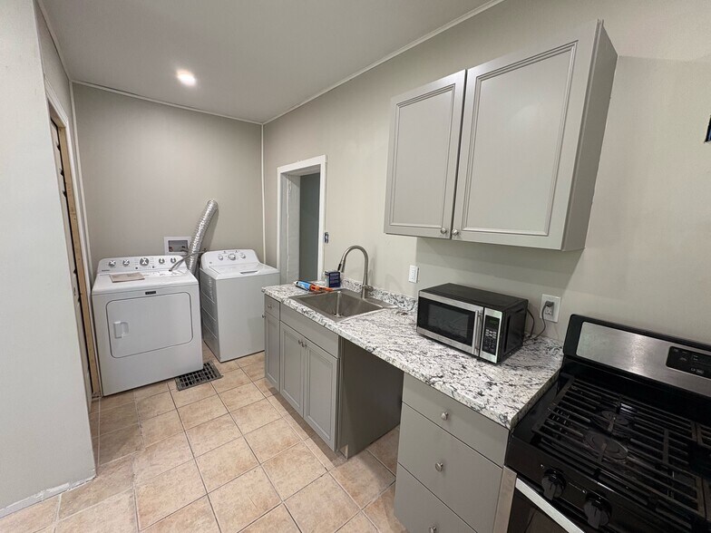 Building Photo - 207 Dunseith St