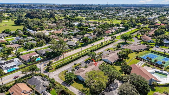 Building Photo - 708 Lago Rd