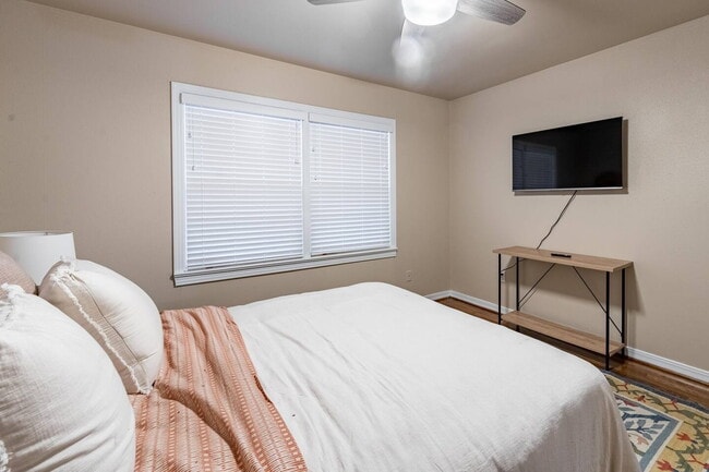 Building Photo - Move In Special of half off the first mont...