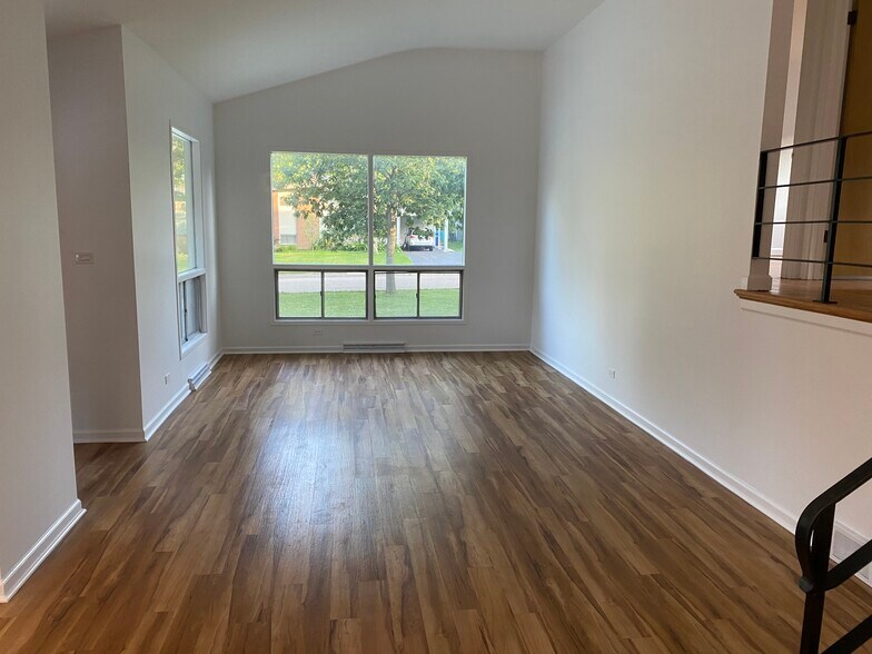 Building Photo - 330 Forestway Dr