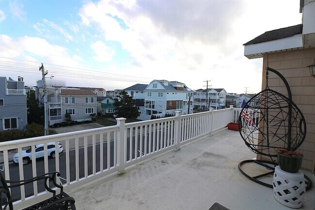 Building Photo - 9505 Monmouth Ave