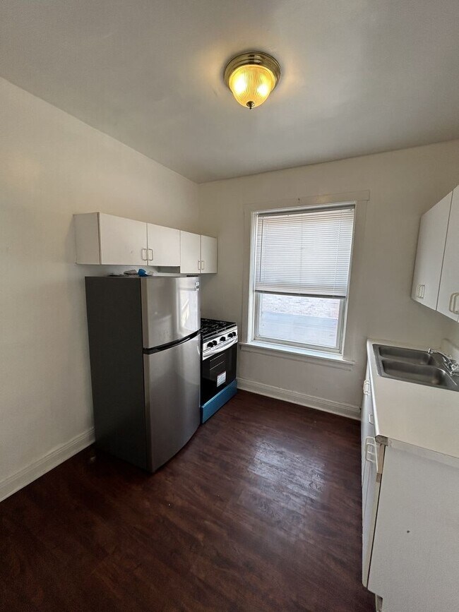 Building Photo - 4408 N Winchester Ave