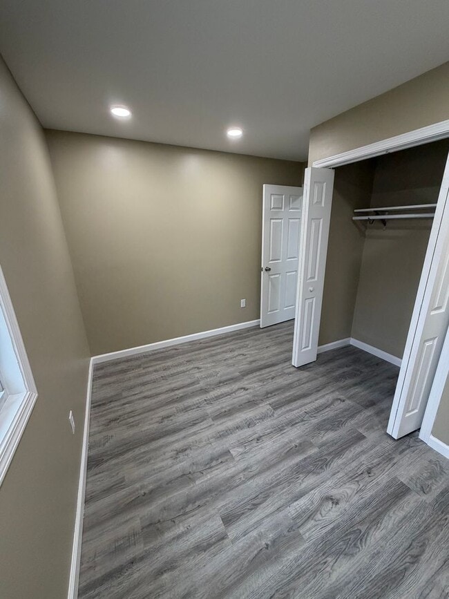 Building Photo - 2BR 1BA Fresh Interior Remodel.