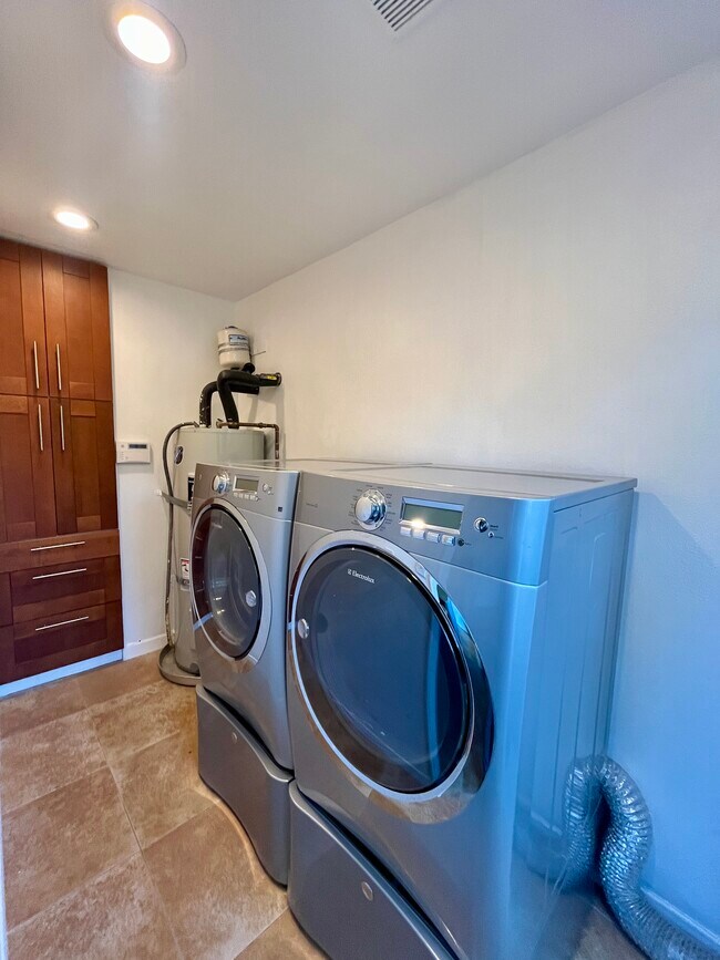 Inside laundry - 5367 Village Grn