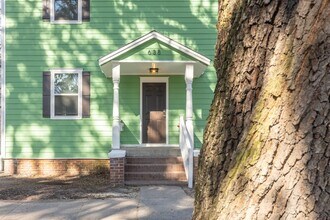 Building Photo - Stylish Upstairs 1BR in Historic District