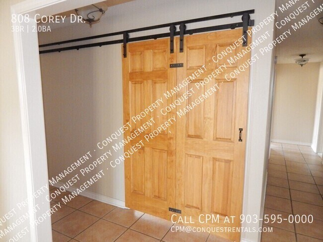 Building Photo - 808 Corey Dr