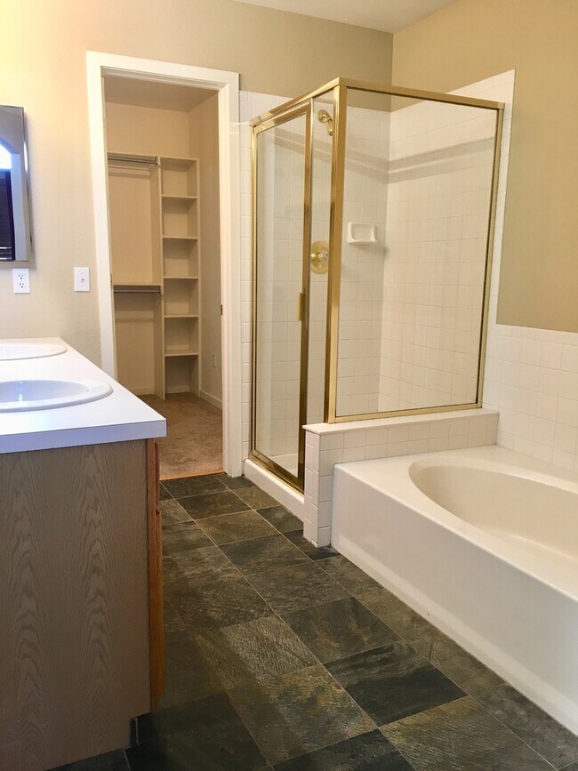 Building Photo - Gorgeous and Spacious Townhome in Waneka L...