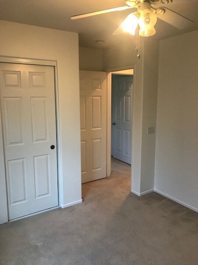 Building Photo - Gated Community!