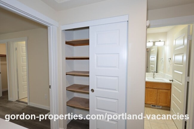Building Photo - SE 121st Ave- 3 bedroom townhome with gas fireplace