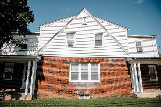 Building Photo - 235 Adelia St