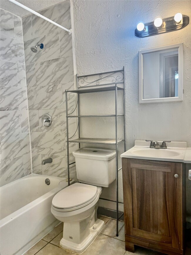 Building Photo - 1001 Spooner St