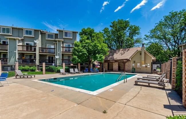 Building Photo - $1,950- 2 Bed, 2 Bath Townhouse in Denver with Washer and Dryer!