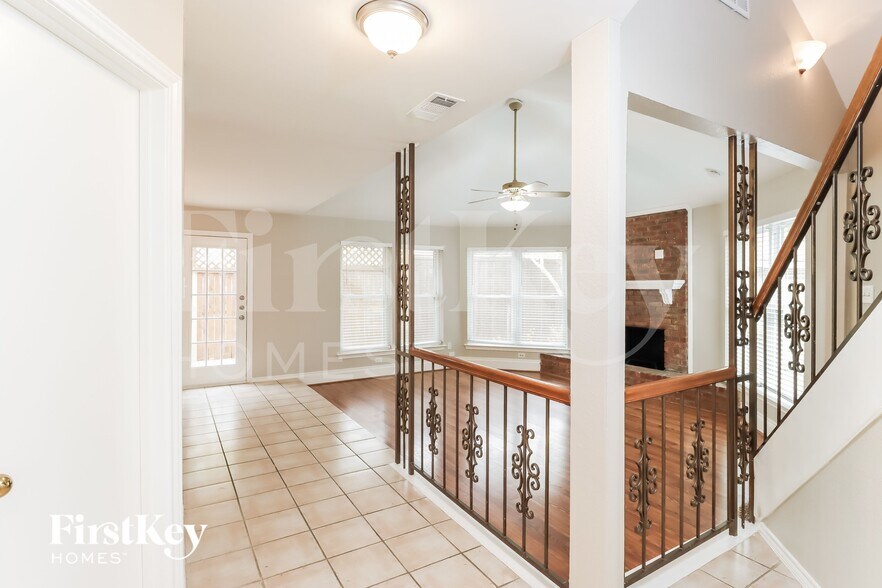 Building Photo - 1105 Carrington Ct