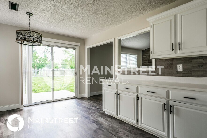 Building Photo - 820 SW Meadowood Dr