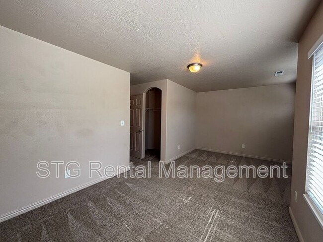 Building Photo - 3155 S Hidden Valley Dr
