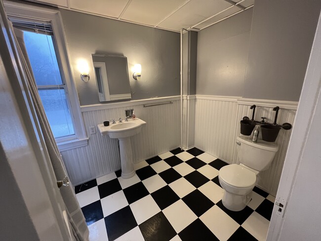 Full Bath - 260 High St