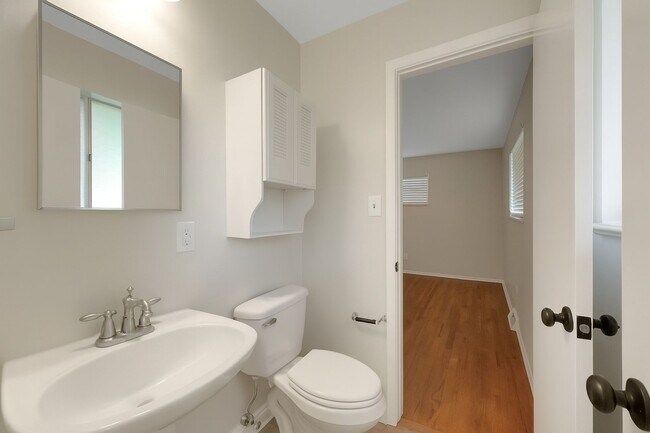 Building Photo - Comfortable 3-bedroom ranch in established...
