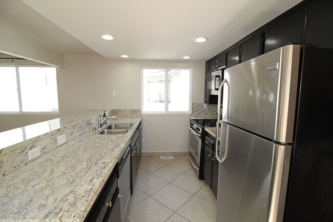 Building Photo - Oceanfront Silverstrand | 4 Bedroom + 3 Ba...