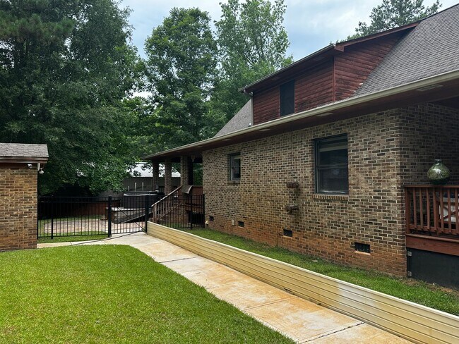 Building Photo - 105 Bear Creek Ct