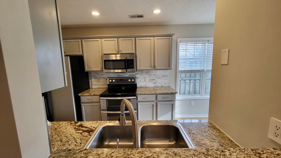 Building Photo - 307 Smallwood Ct