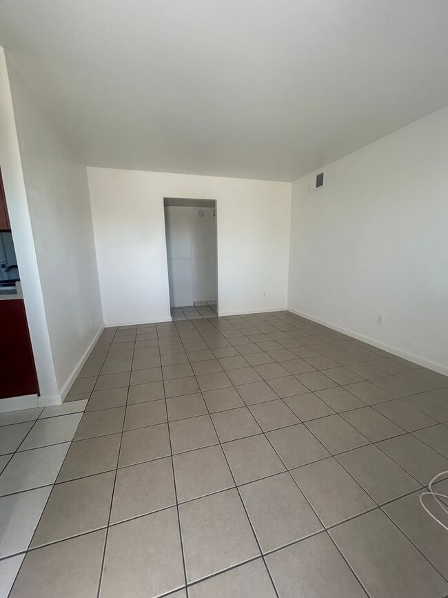 Building Photo - 108g