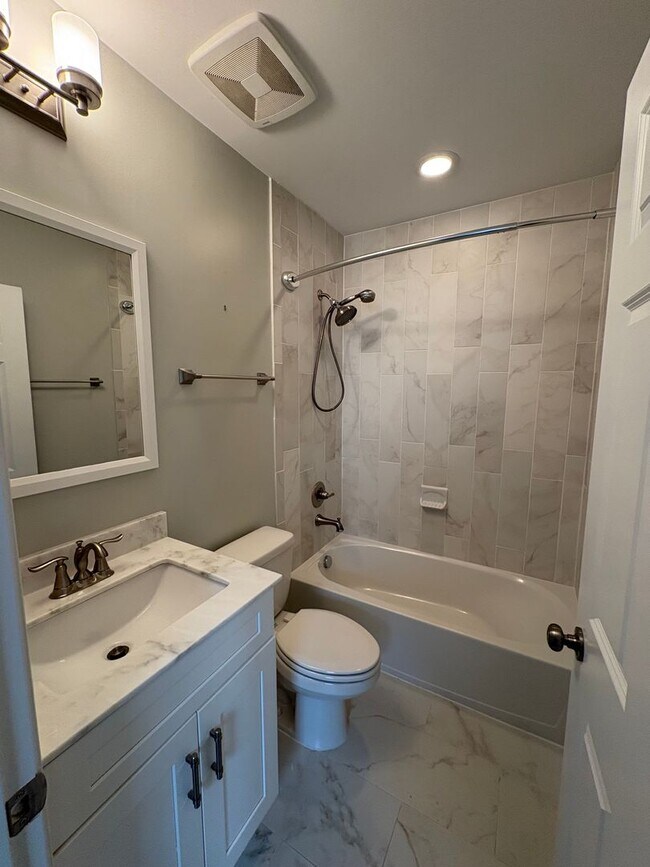 Building Photo - Beautiful Home Conveniently Located in Alexandria w/ Lower Level Suite