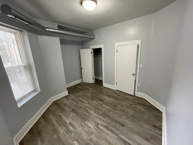 Building Photo - 4431 N Racine Ave