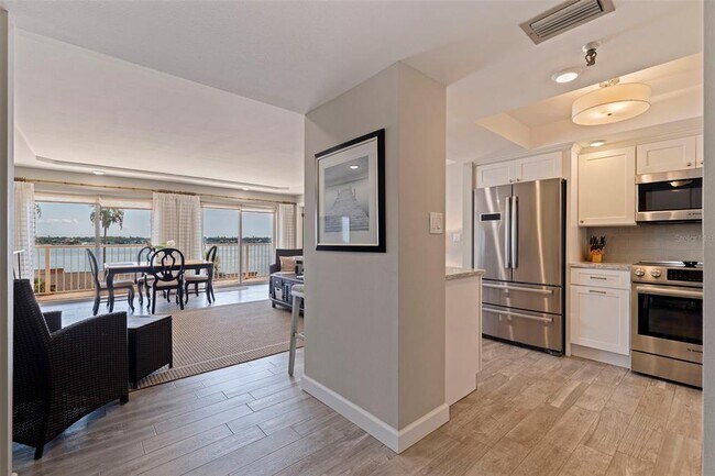 Building Photo - 7430 Sunshine Skyway Ln S