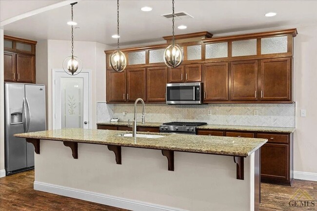 Building Photo - Charming NW Home with 3-Car Garage in Desirable Neighborhood