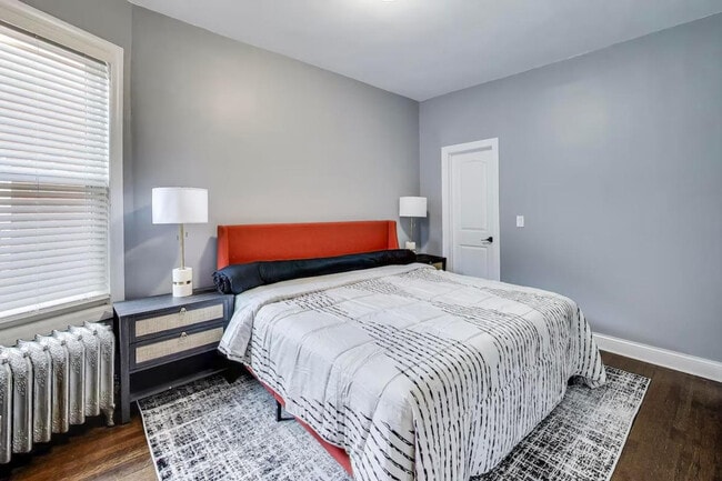 Building Photo - 1506 W Thome Ave