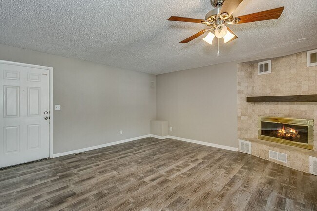 Building Photo - 545 Riverview Ave