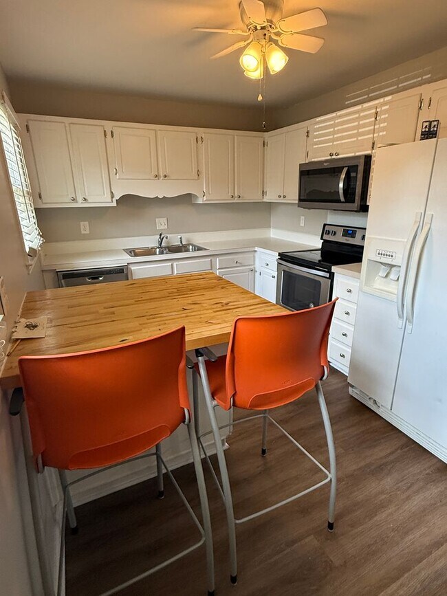Building Photo - Beautifully updated 3-bedroom townhome in the heart of South Charlotte.