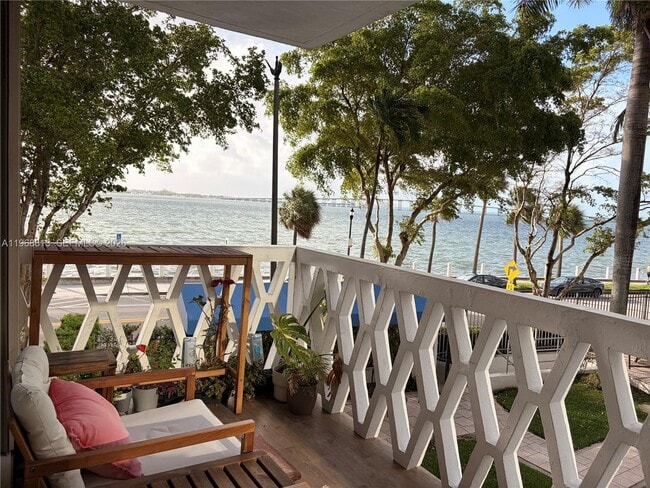 Building Photo - 1430 Brickell Bay Dr