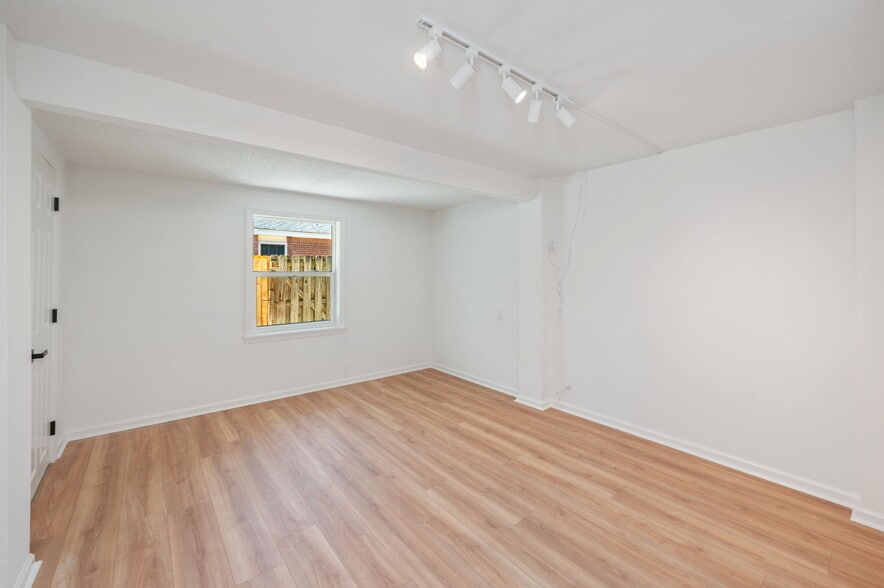 Building Photo - 1002 High Grove Ct