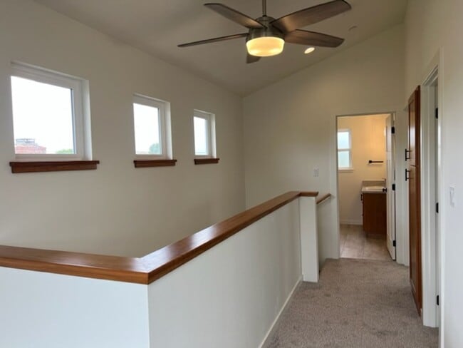 Building Photo - NEWER 3/2 Construction in Eureka! Beautifu...