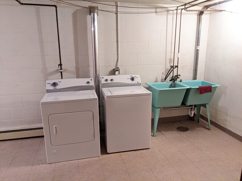 laundry - 1916 N 44th Ave