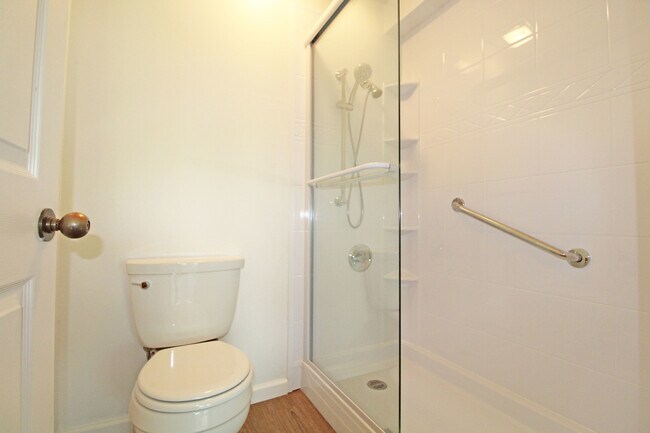 Building Photo - Spacious Adam's Point Condo Available NOW!