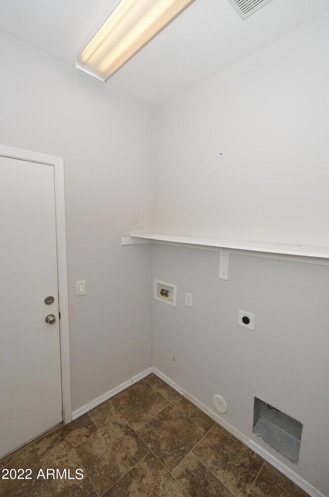 Building Photo - 4100 S Vineyard Ave