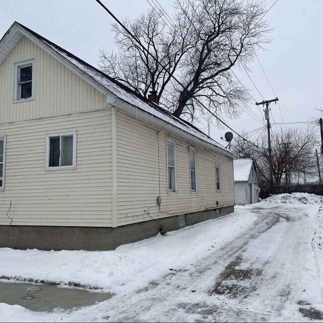 Building Photo - 809 Elk St