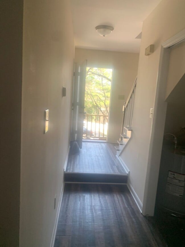 Building Photo - 2 brm 2 bath Duplex, washer/dryer hook up, NEW COUNTERTOPS.  Pets negotiable