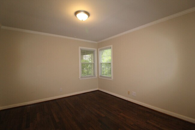 Building Photo - 2 Bedroom 1 Bath Home in Roeland Park