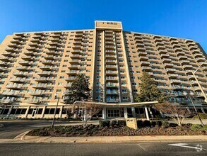 Building Photo - Sun-filled 1 Bed 1 Bath Unit With Private ...